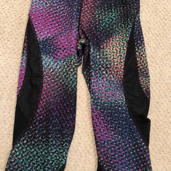 Nike Pro Hyper Cool Kaleidoscope crop leg Workout Leggings - Picture 8 of 16